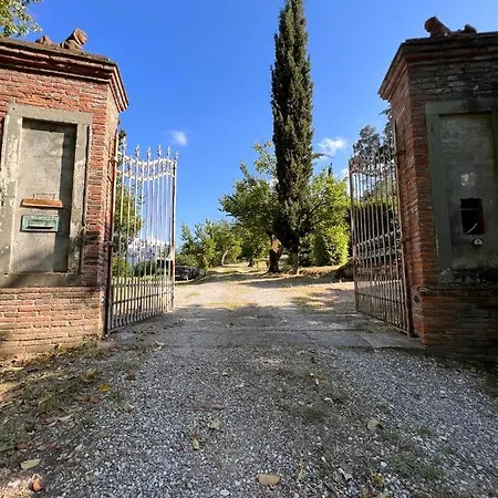 Borgo Al Canto Degli Alberi アパート ルッカ